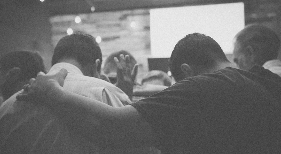 Heads bowed in prayer 1160x636